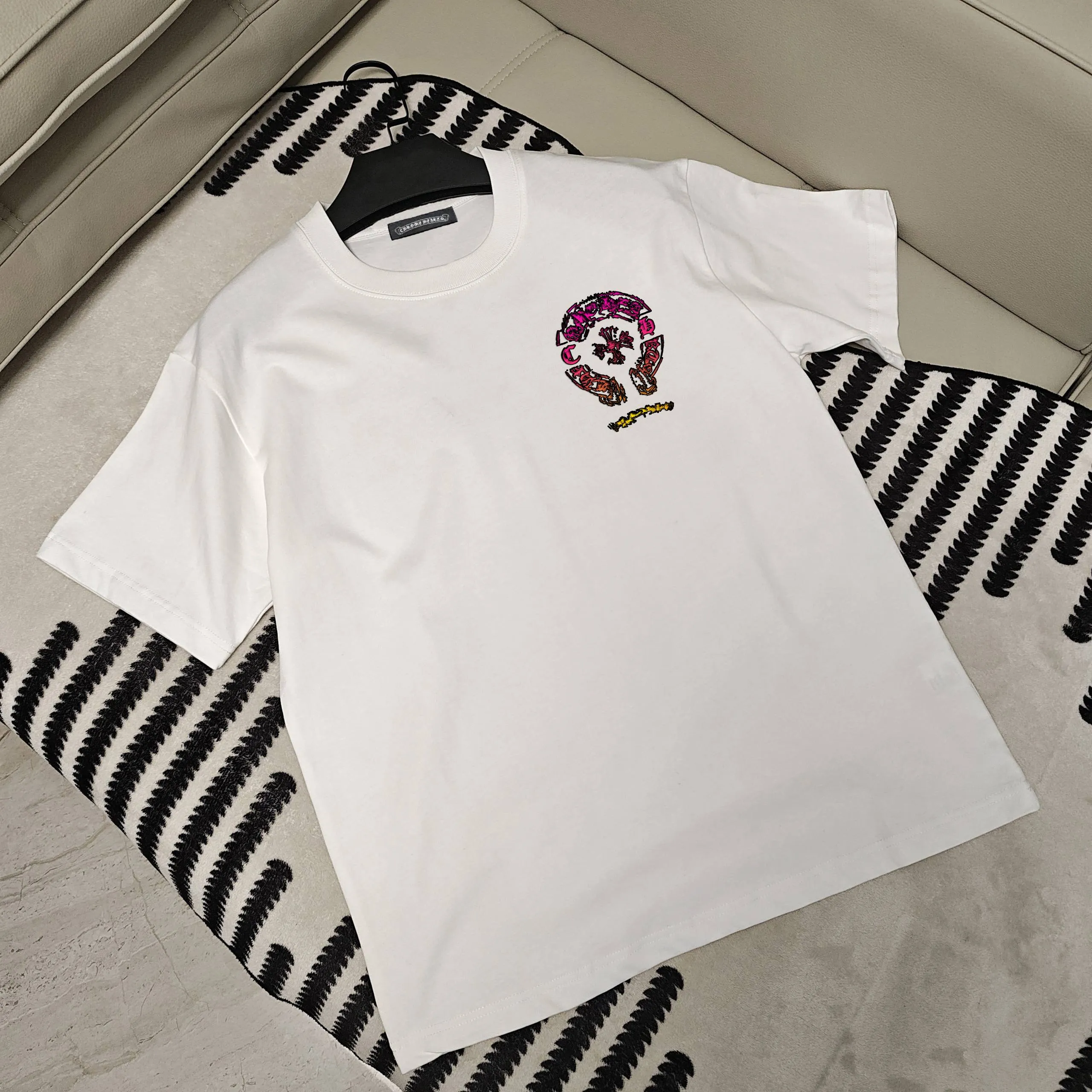 🅿️190 Chrome Hearts Chrome Hearts printed round neck short-sleeved T-shirt. 1:1 paired fabric. 250g terry high weight 100% pure cotton. Pre-shrunk 1×1 double yarn will not deform for a lifetime. Same style for men and women. Official website details are consistent. Horseshoe prints and smoke letter logo letter printing. Complete three standards. Moisture-proof paper. Distinguish market currency. Feel free to compare. OS version. Can wear up to 200 pounds without pressure. The upper body is comfortable and stylish. Color: black, white, Size: s-xxl